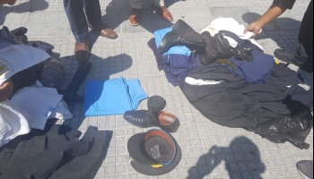 Un policía renunció a la fuerza arrojando el uniforme en la puerta de la Casa Rosada