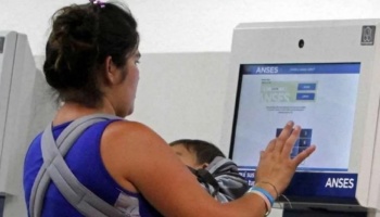 Beneficiarios con la AUH reclaman a ANSES tarjetas de débito para poder cobrar