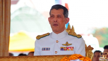 El rey de Tailandia se aísla: Pasará la cuarentena en Los Alpes y con veinte concubinas
