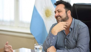 Chacabuco: Desinfectan veredas con un camión utilizado para fumigar cosechas con agrotóxicos