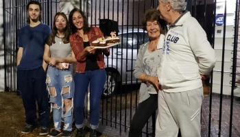 Festejó sus 15 años y bailó el vals con su abuelo en la calle, respetando el distanciamiento social