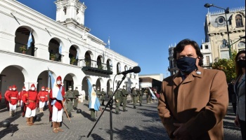 Gustavo Sáenz aisló a originarios y, tras los reclamos, tuvo que escaparse del acto del 25 de mayo