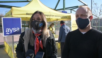 Prevención: Malena Galmarini y el gobierno de la Ciudad entregaron lavandina en el Barrio 31