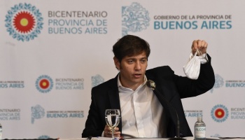 En plena crisis, Axel Kicillof gastará 5 millones en pecheras promocionales