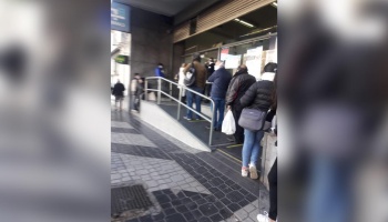 Floresta: Volvieron las cuadras de cola con “ancianos tiritando de frío”