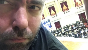 Asesor de Tailhade amenazó a una periodista y lo escracharon por cobrar 120 mil pesos en el Congreso