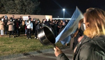 Ayres de Pilar: Con un cacerolazo, vecinos se manifestaron en contra de la llegada de Lázaro Báez