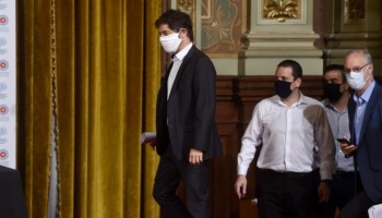 Desbordado por la pandemia, Kicillof gastará 53 millones en 200 camas de terapia intensiva