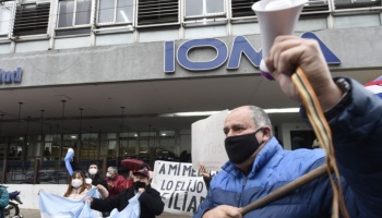 Marcha a IOMA: “Juegan con esa perversidad de que sos cautivo de la obra social”, dijo una afiliada