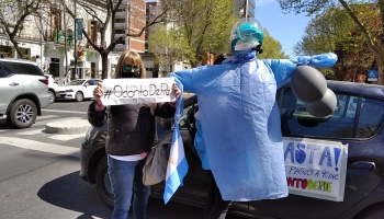 Otra vez Giles: Odontólogos marcharon a las puertas del IOMA pero nadie los atendió