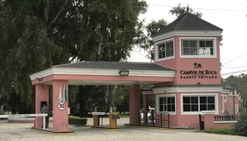 Ocho hombres uniformados y salvajemente armados asaltaron una casa de Campos de Roca