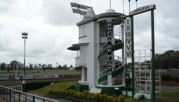 Continúa el caos en el hipódromo de La Plata, con nuevos casos de coronavirus