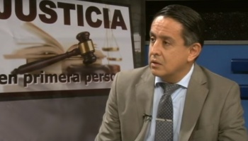 Por ser grupo de riesgo, le dan prisión domiciliaria a un ex policía que abusó de su hijastra
