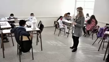 Infectóloga advierte: “El colegio no es la única causa de esta segunda ola”
