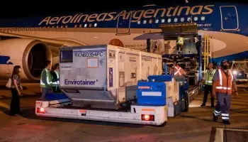Vacunas: Parte un vuelo rumbo a China para traer más dosis de Sinopharm