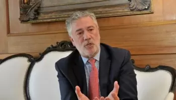 Tonelli: “En este momento se está jugando el complemento, bajo la lluvia y con seis jugadores menos”