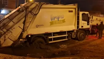 Mayra Mendoza no asfaltó las calles prometidas y un camión oficial cayó en un pozo