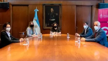 Vacunas: El gobierno pidió a AstraZeneca que notifique los plazos de entrega