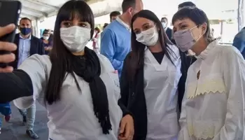 En el día del Trabajador, Mayra Mendoza se fotografió junto a una vacunada VIP
