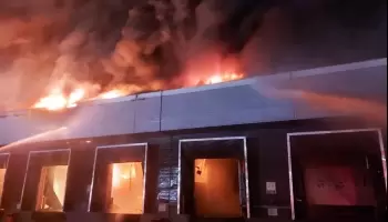 Bomberos lograron controlar un gran incendio en una fábrica de Bimbo