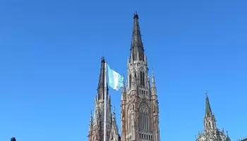 La Plata: Desconcierto por la colocación de una bandera nacional al revés