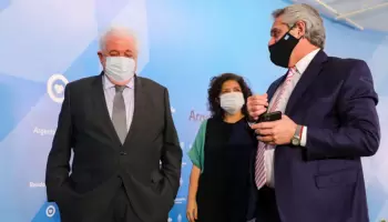 Vacunación: Denuncian penalmente a la cúpula del gobierno por “abandono de personas”
