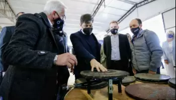 El gobierno bonaerense pagará cien computadoras al doble de su valor