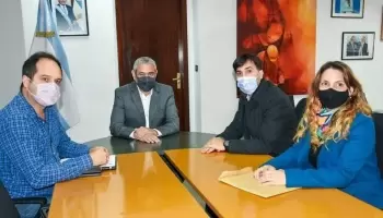 Castelli: Construirán dos barrios de viviendas en simultáneo