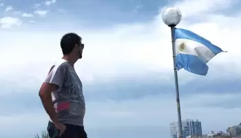 Referente K pedía expropiar y atacar a los que viajan y ahora quedó varado en España
