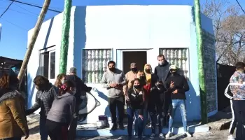 Se inauguró un salón de usos múltiples hecho con botellas recicladas