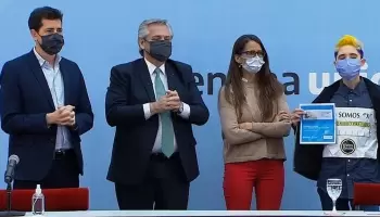 Papelón de Alberto Fernández y Gómez Alcorta en el acto por el DNI X