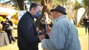 Entrega de anteojos recetados en Esteban Echeverría
