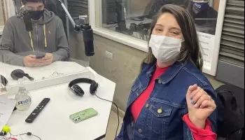 Manuela Castañeira anunció la lucha contra el capitalismo con un iPhone 12 en la mano