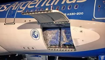 Sale un nuevo avión en busca de vacunas