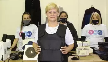 Chalecos antibalas: La original campaña de una candidata evangélica en Rosario