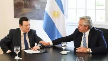 Gerardo Zamora le suelta la mano a Alberto Fernández