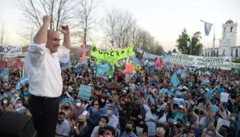 En pleno acto público, facciones alineadas a Manzur se enfrentaron por la distribución de contratos