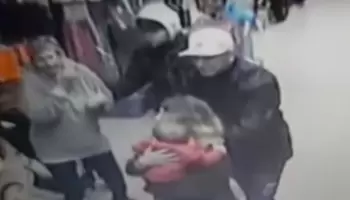 Acusado de encañonar a un bebé en una juguetería denuncia “golpes y humillaciones” en la cárcel