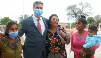 Capitanich fue a hacer campaña a una escuela y los alumnos lo echaron al ritmo del “Que se vaya”