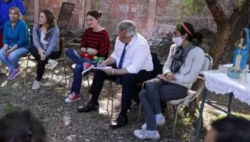 Alberto Fernández anotó los “pedidos de los pobres” con una lapicera de 85 mil pesos