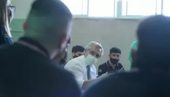 Doble discurso: Alberto Fernández llevó la campaña a una escuela