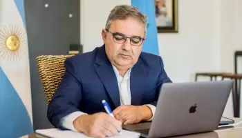El gobernador Raúl Jalil fue denunciado por “peculado” por el uso indebido del avión sanitario