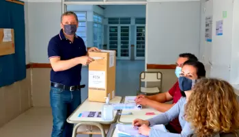 Fernando Gray votó en la escuela Nro. 15 de Canning