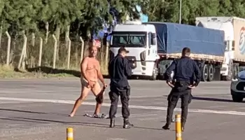 Un hombre asaltó un peaje y se desnudó frente a la policía