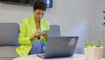 Denunciaron a Mayra Mendoza por incumplimiento de deberes en un caso de violencia de género