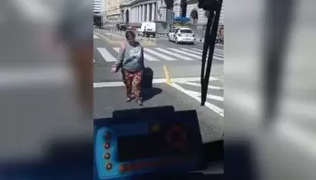 En plena Capital, una mujer simuló ser atropellada para cobrar el seguro