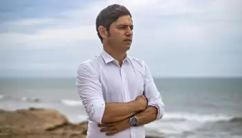Para levantar su imagen, Kicillof gasta más de 4 millones en frisbees promocionales