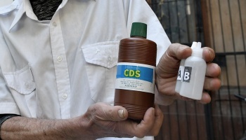 COVID-19: ​​​​​​​Un juez federal autorizó a un paciente a usar dióxido de cloro intravenoso