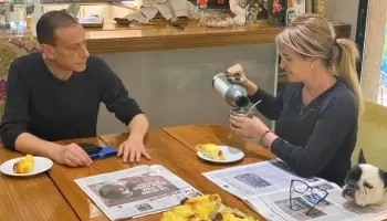 Como contacto estrecho de un conviviente, Gustavo Arrieta se presentó en un acto público sin barbijo