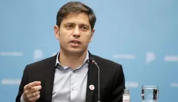 Axel Kicillof licitará 110 mil viajes de egresados entre futuros votantes